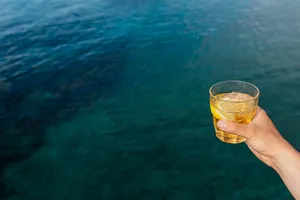 拿着手上的酒杯图片第张