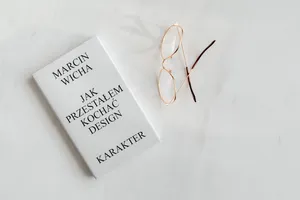 桌子上的本子和眼镜图片第张