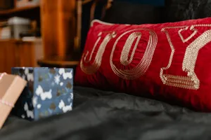 床上的红色枕头和圣诞礼物图片第张