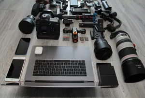 整齐摆放的摄影设备图片第张
