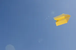 在飞的黄色纸飞机图片第张