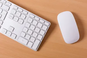 白色键盘和一些笔图片第张