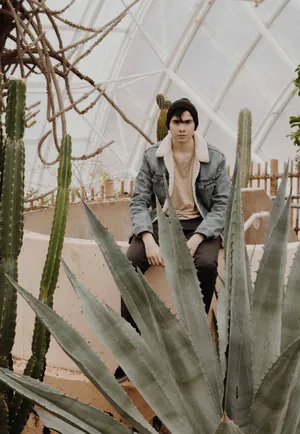 穿牛仔外套的男孩图片第张