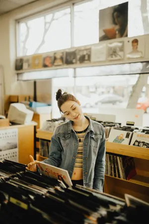 穿牛仔外套的女孩图片第张