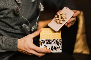 收到圣诞节礼物的男人图片第张