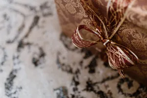 绑着金色丝带的礼物盒图片第张