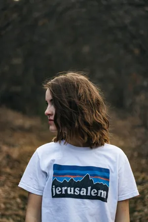 穿白T恤的女孩图片第张