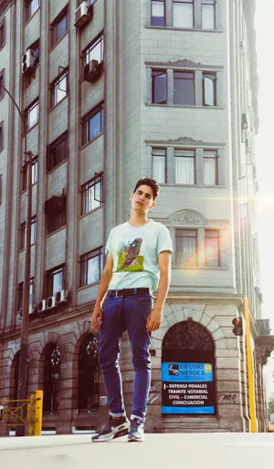 穿牛仔裤的男孩图片第张