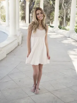 穿白色连衣裙的美女图片第张