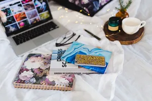 床上的笔记本和手机图片第张