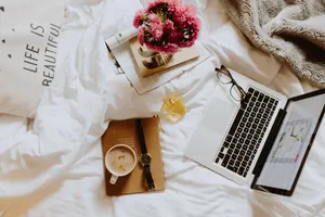 床上的咖啡和笔记本电脑图片第张