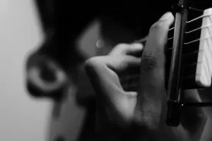 手按吉他弦的图片第张