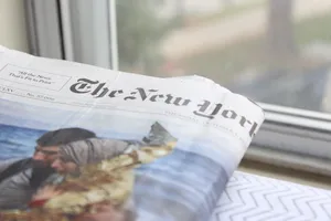 桌子上的报纸图片第张