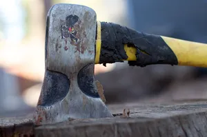 砍在木头上的斧头图片第张