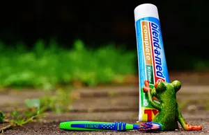 各种各样的牙刷和牙膏图片第张