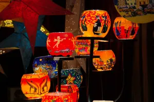 夜晚点亮的多彩纸灯笼图片第张