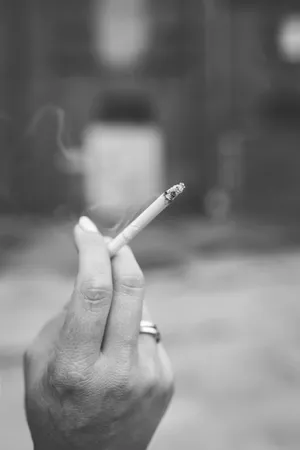 点着的香烟图片第张