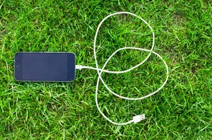 草地上的手机图片第张