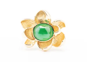 翠绿精制的玉石戒指图片第张