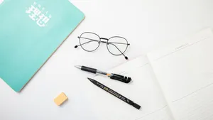 放在桌上的学习文具图片第张