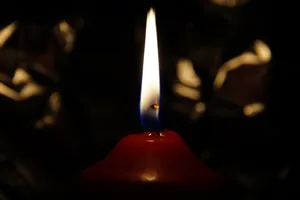 燃烧着的红蜡烛图片第张