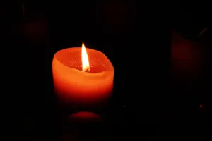 点燃的红色蜡烛图片第张