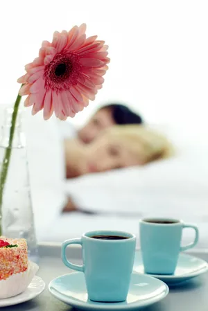 桌子上的咖啡杯图片第张