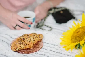 床上的木制键盘和面包的图片第张