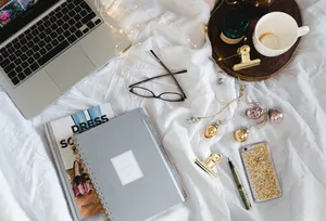 床上杂乱的书籍图片第张