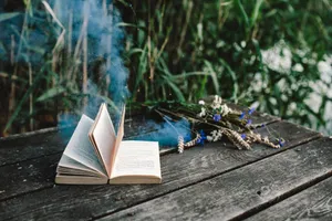 色彩斑斓的烟雾弹,书和古董相机图片第张