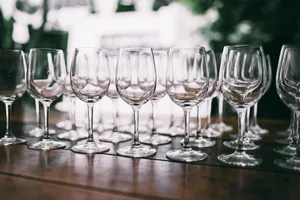 玻璃空酒杯的特写图片第张