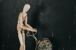 摆着各种姿势的木质模型图片第张