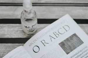 桌上的小粉花和一些物品的图片第张