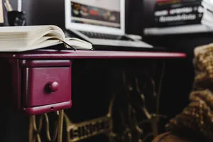 家庭办公室的紫红色桌子图片第张