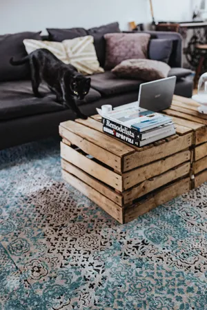 苹果笔记本电脑放在木桌上的图片第张