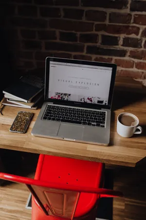 放在桌面上的苹果笔记本电脑图片第张