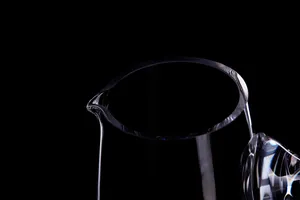 黑色背景透明红酒杯图片第张