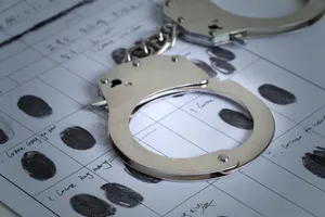 冰冷的手铐图片第张