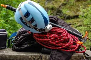 攀岩用的红色攀岩绳图片第张