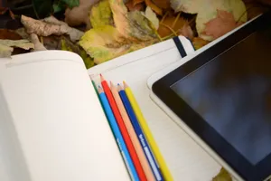 笔记本、彩色铅笔和平板电脑图片第张