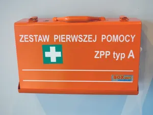 医药箱和卡通小人图片第张