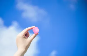 手里的彩色冰块图片第张