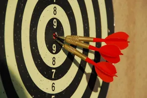 飞镖与靶心的图片第张