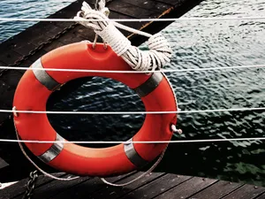 游轮橙色救生圈图片第张