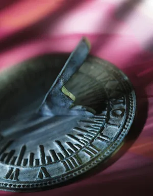 古老的钟表指南针图片第张