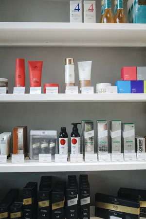 货架上的护肤品图片_1