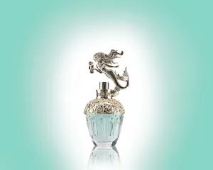 女士品牌香水广告图片