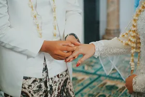 结婚现场交换戒指图片