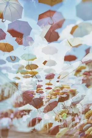 彩色缤纷雨伞天幕图片_1
