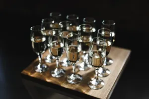 整齐排放葡萄酒杯图片_1